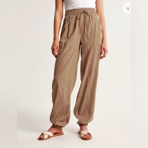 Abercrombie & Fitch Drapey Utility Jogger